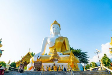Chiang Mai, Tayland - 6 Aralık 2020: Chiang Mai, Tayland 'da Wat Phra That Doi Kham' ın (Altın Tapınak) görüntüsü. Bu tapınak Doi Kham tepesinde, güzel dağ manzaralarıyla çevrili..