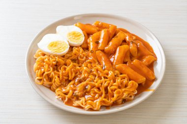 Baharatlı Kore soslu Ramen veya Kore hazır eriştesi ve Tteokbokki - Kore yemeği tarzı