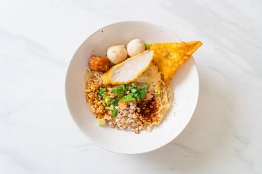 Balık köfteli baharatlı erişte ve kıymalı domuz eti (Tom Yum Erişte) - Asya yemeği tarzı