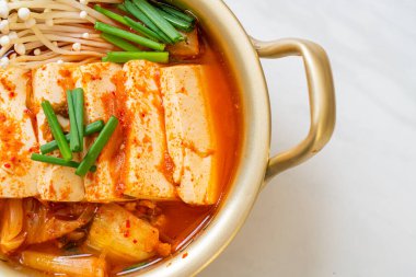 Tofu ve yumurtalı Kimchi Çorbası veya Kore Kimchi Güveci - Kore Yemekleri Geleneksel Tarzı