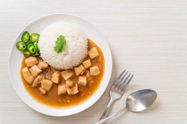 Kahverengi soslu tavuk mu yoksa pirinç soslu sos mu? Asya tarzı.