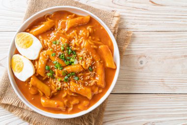 Kore hazır şehriyesi ve Kore baharatlı soslu Tteokbokki, Rabokki - Kore yemeği tarzı.