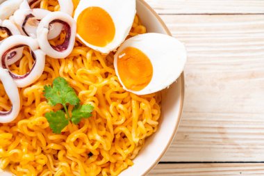 Mürekkep balığı ya da ahtapot kaseli tuzlu erişte.