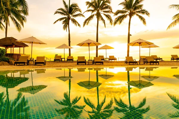 Guarda Chuva Cadeira Torno Piscina Resort Hotel Com Nascer Sol — Fotografia de Stock