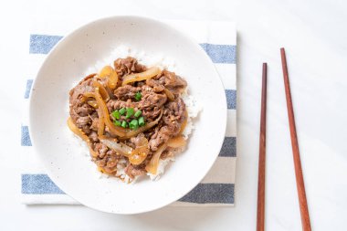 Biftek dilimlenmiş pirinç (GYUU-DON) - Japon yemeği tarzı