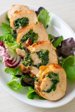 Peynir ve ıspanakla doldurulmuş fırında tavuk göğsü.