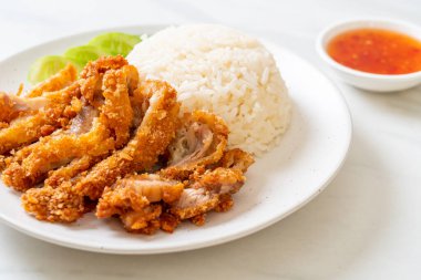 Kızarmış tavuklu Çin tavuğu pilavı ya da kızarmış tavuklu pilav çorbası. Asya usulü.