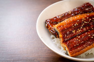 Japon yılan balığı pilav kasesi ya da Unagi don ile kızartılır.