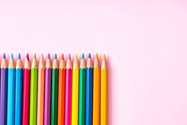 Fotokopi alanı olan pembe arkaplan üzerindeki renk kalemi