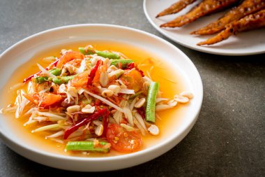 Papaya baharatlı salata - somtam - Tayland geleneksel sokak yemekleri tarzı