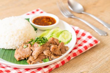 Asya usulü baharatlı soslu ızgara domuz sarımsağı.