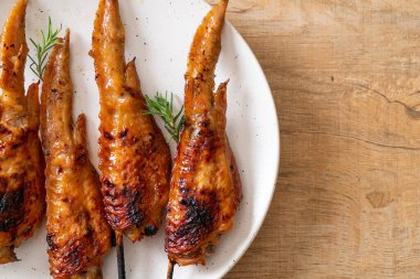 Izgara ya da ızgara tavuk kanadı tabakta şiş