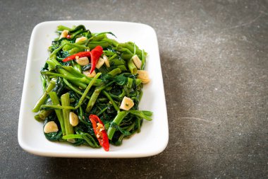 Karıştırılmış Çin Sabah Zaferi ya da Su Ispanağı - Asya usulü