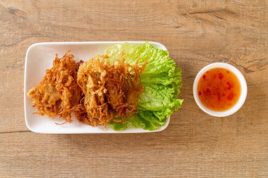 Kızarmış Enoki Mantarı veya Altın İğne Mantarı - vejetaryen ve vejetaryen yemek tarzı