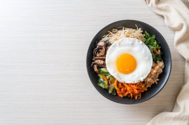 Bibimbap, Kore baharatlı salata pilav ve sahanda yumurta. Geleneksel Kore yemeği tarzı.