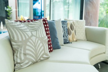 oturma odasındaki kanepede yastık süslemesi.