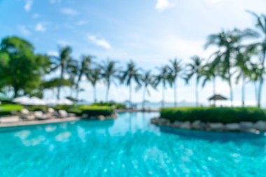 Lüks otel tatil beldesinde yüzme havuzu etrafında soyut bulanık yatak havuzu - tatil konsepti