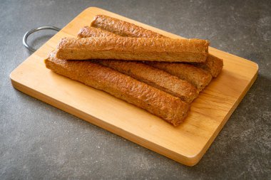 Kızarmış Çin balık köftesi ya da tahta üzerinde balık köftesi.