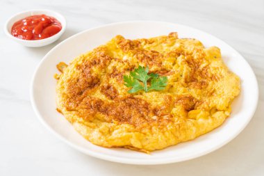 Omlet ya da ketçaplı omlet.