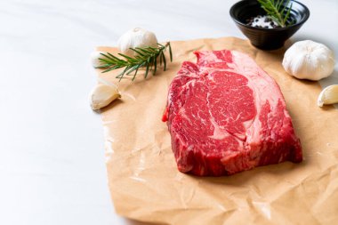 Taze çiğ biftek veya çiğ et.