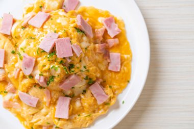 Pirinçli kremalı omlet veya jambonlu pilav ve yumuşak omlet.