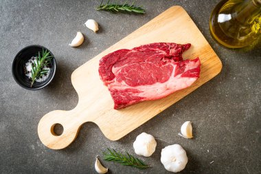 Taze çiğ biftek veya çiğ et.