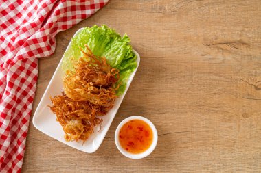 Kızarmış Enoki Mantarı veya Altın İğne Mantarı - vejetaryen ve vejetaryen yemek tarzı