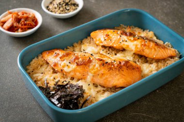 Peynirli fırında somon ve baharatlı miso kasesi.