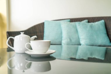 Masada çaydanlık olan beyaz çay fincanı