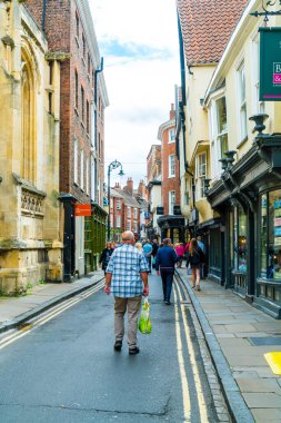 York, Yorkshire, Birleşik Krallık - Sep 3, 2019: Stonegate sokağı York 'un en eski caddelerinden biridir. Stonegate caddesini ziyaret eden ve alışveriş yapan turistler.
