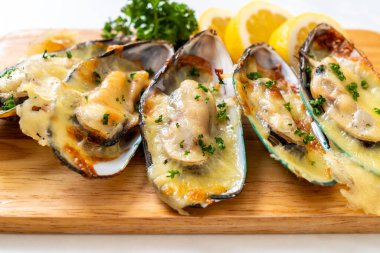 Peynirli taze midye.