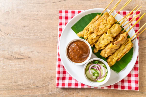 Sertés Satay Grillezett Sertéshús Mogyorószósszal Vagy Édes Savanyú Mártással Tálalva — Stock Fotó