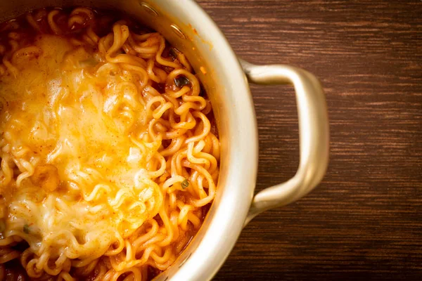 Macarrão Instantâneo Picante Coreano Com Queijo Mussarela — Fotografia de Stock