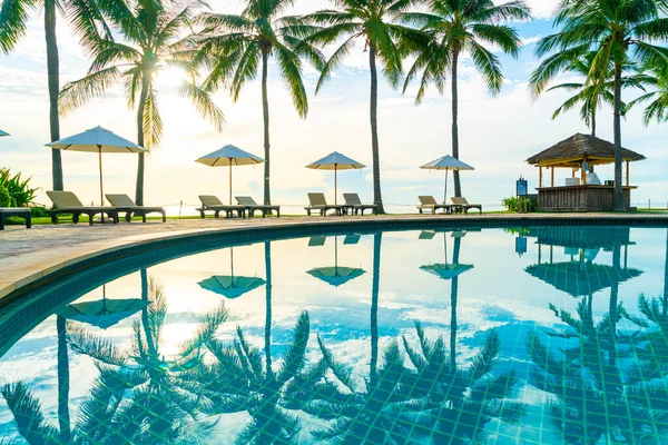 Prachtige Luxe Paraplu Stoel Rond Openlucht Zwembad Hotel Resort Met — Stockfoto
