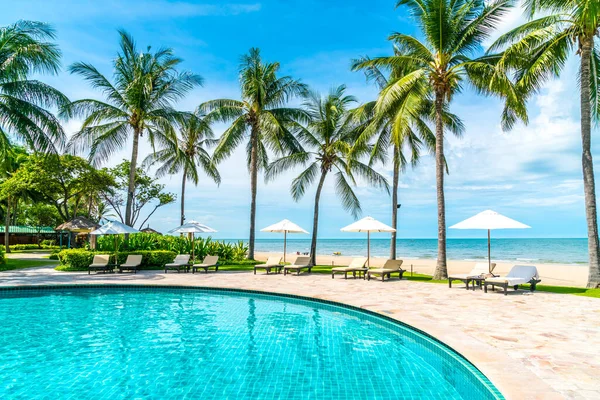 Beautiful Tropical Beach Sea Umbrella Chair Swimming Pool Hotel Resort — Stock Photo, Image