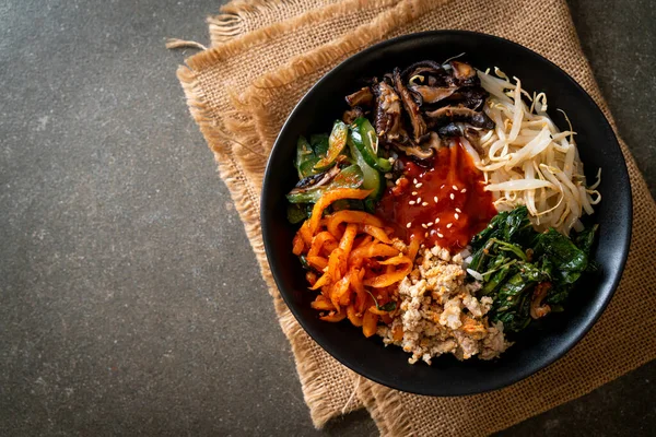 Bibimbap, Kore baharatlı salata ve pirinç kasesi. Geleneksel Kore yemeği tarzı.