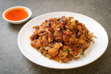 Kızarmış midyeli krep ya da midyeli omlet.