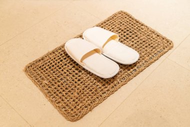 Beyaz terlik otel odasında.