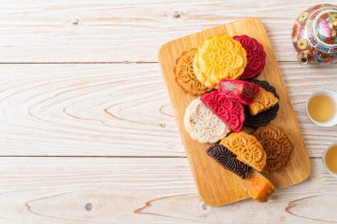 Ahşap tabakta karışık aromalı renkli Çin ay pastası