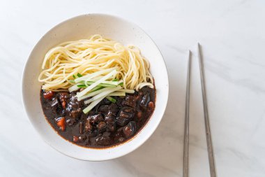 Jajangmyeon ya da JJajangmyeon, Kore Gıda Stili olan Kore eriştesidir.