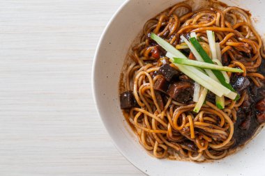 Jajangmyeon ya da JJajangmyeon, Kore Gıda Stili olan Kore eriştesidir.