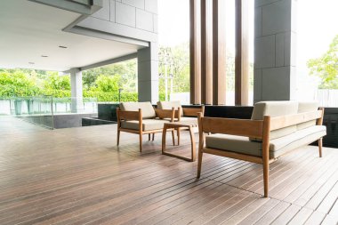 Balkonda boş kanepe süsü