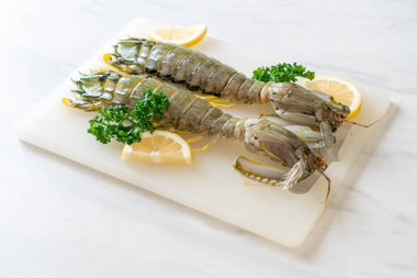 Gemide limonlu taze peygamber devesi karidesi