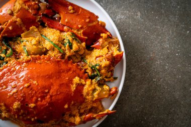 Köri tozuyla kızartılmış yengeç - Deniz ürünleri tarzı