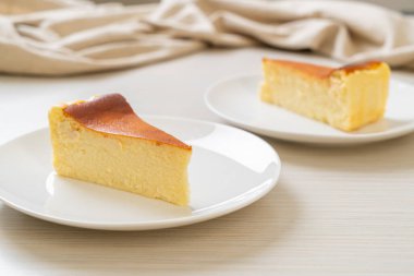 Beyaz tabakta ev yapımı cheesecake.