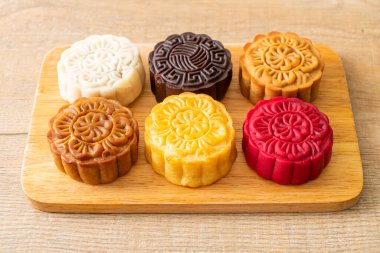 Ahşap tabakta karışık aromalı renkli Çin ay pastası