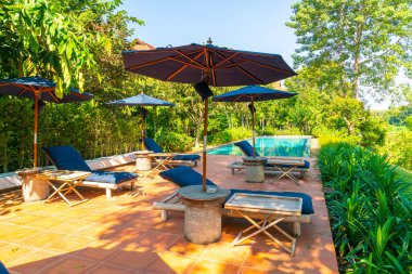 Nehir manzaralı havuz etrafında yüzen şemsiye ve havuz