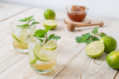 Naneli buzlu bal ve limonlu soda, ferahlatıcı içecek.