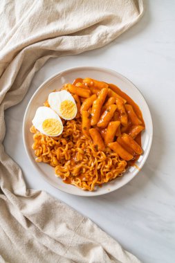 Baharatlı Kore soslu Ramen veya Kore hazır eriştesi ve Tteokbokki - Kore yemeği tarzı