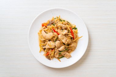 Zencefilli kızarmış tavuk. Asya usulü.